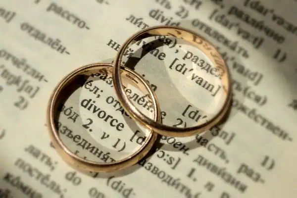 Image of rings removed before divorce mediation Ringwood